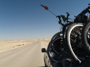 550 km z Sahary do Bengazi pokonujemy samochodem (fot. Dominik Szmajda)