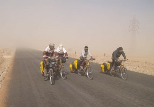 Piasek wdziera się wszędzie, trzeba osłaniać twarze