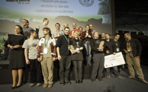 Dominik Szmajda wśród laureatów i laureatek (trzeci z lewej w dolnym rzędzie)
